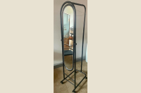 Drēbju pakaramais ar spoguli