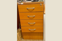 Atvilktņu bloks ar 4 atvilktnēm uz paaugstinājuma