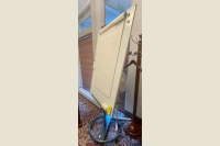 Balta tāfele ar bīdāmo statīvu