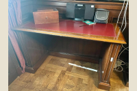 Darba galds ar ādas virsmu