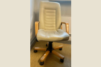 Ādas biroja krēsls