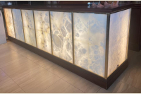 Sekretāra lete diviem cilvēkiem