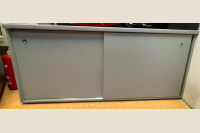 Skapītis ar bīdāmām durvīm