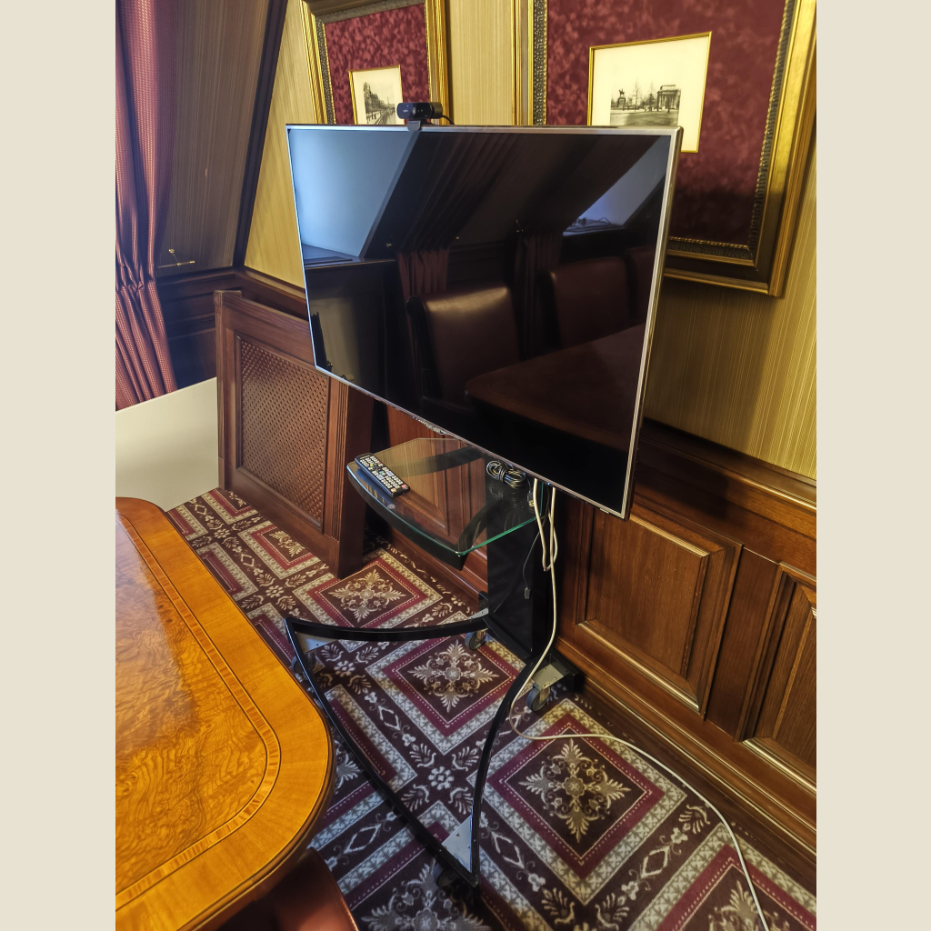 SAMSUNG UE46D8000YS 11E46D8000YS ON A ROLLING STAND