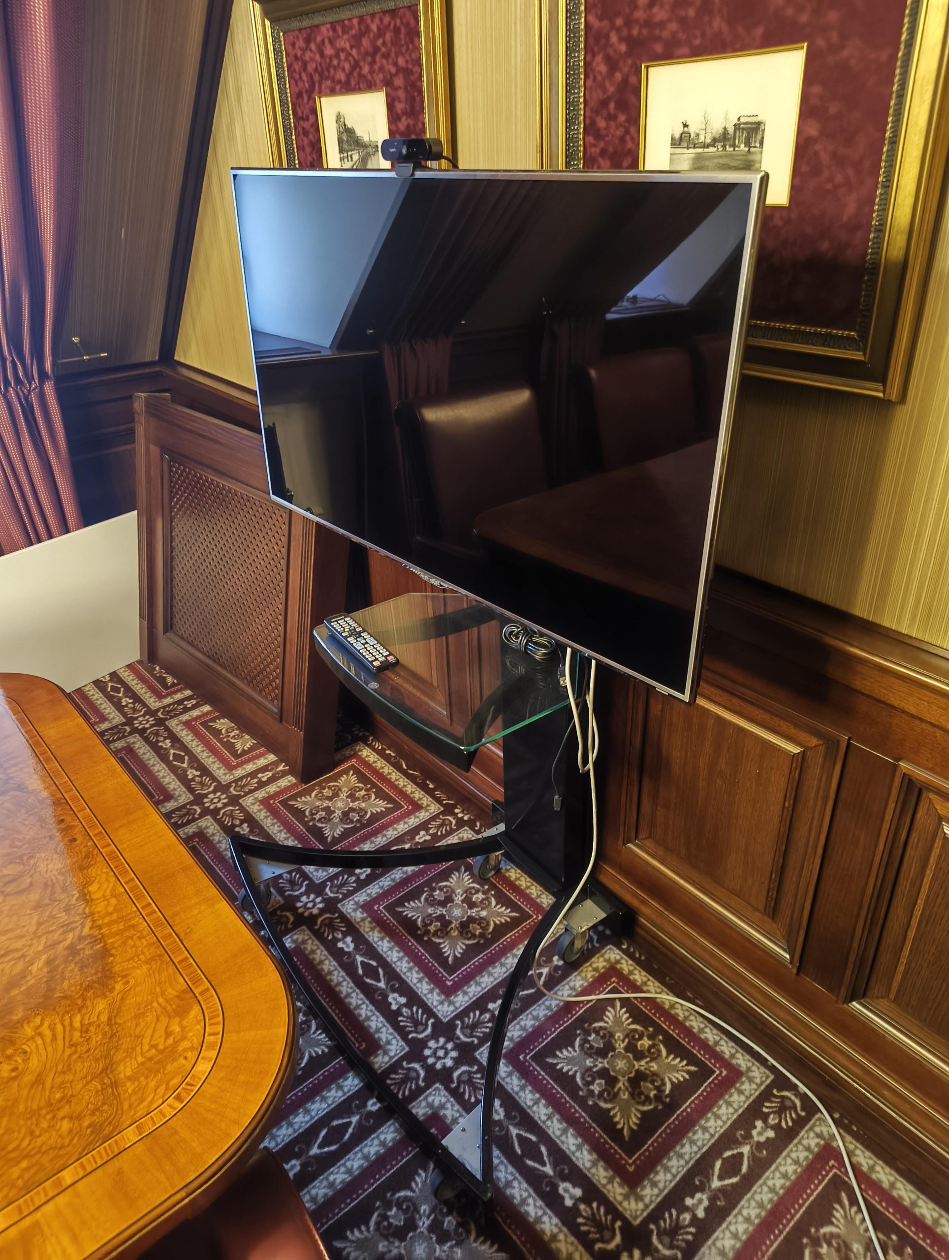 SAMSUNG UE46D8000YS 11E46D8000YS ON A ROLLING STAND