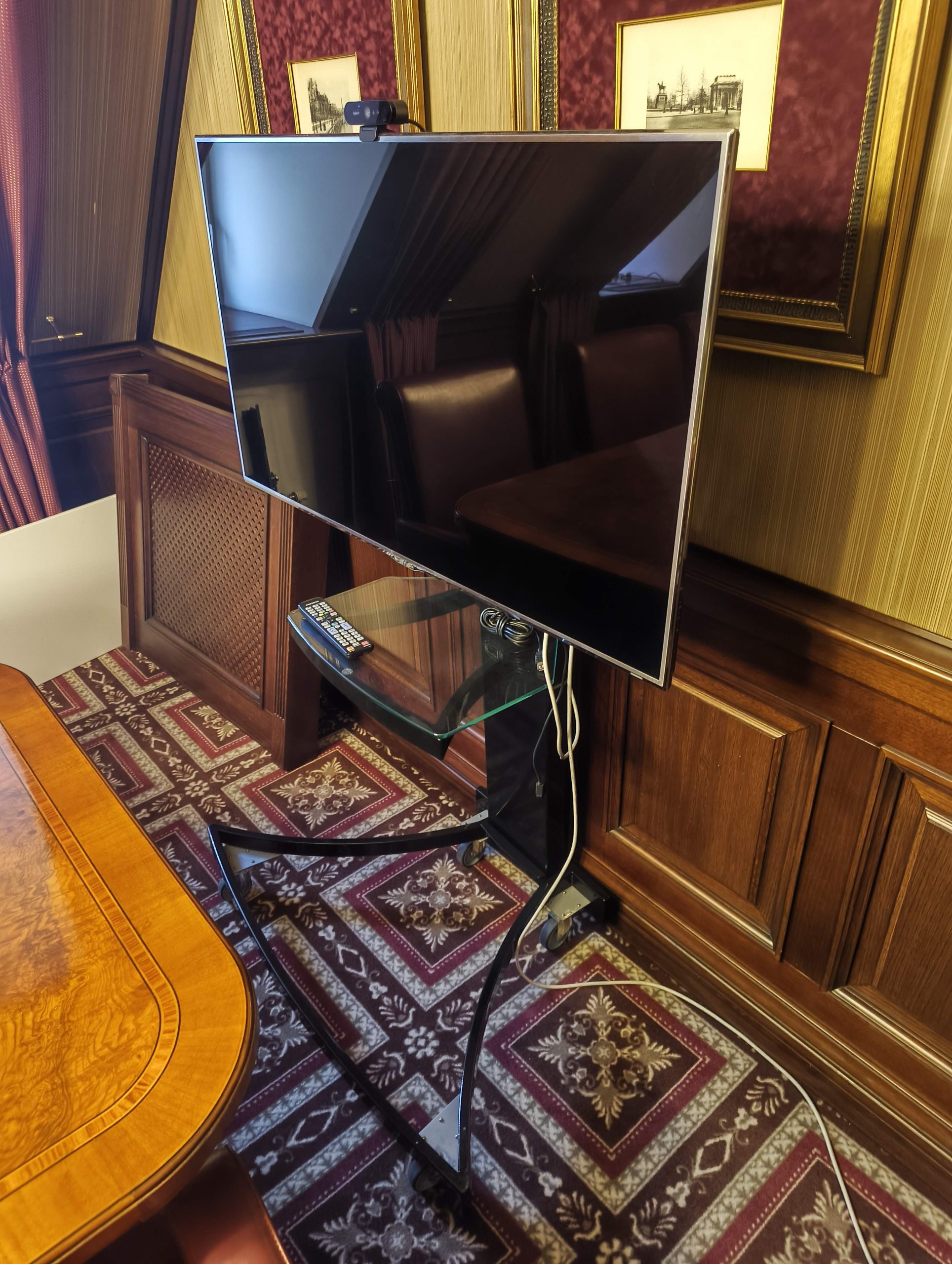 SAMSUNG UE46D8000YS 11E46D8000YS ON A ROLLING STAND - Image 2